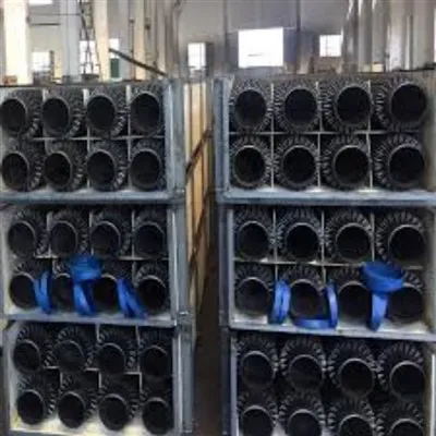 Tubo com pregos, tubo com pregos, tubo com cabeça de prego_tubo com aletas